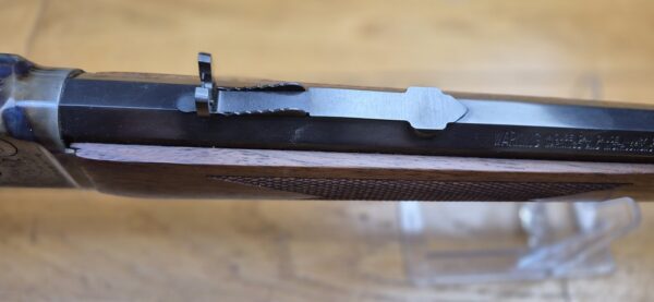 Exceptionnelle carabine à levier sous garde Marlin modèle 1894 S – Rare série commémorative "1894 CENTURY LIMITED" - Exemplaire 2.152 sur 2.500 produites seulement - Arme de 1994 - Poinçon 'JM' pour Marlin par Marlin - Cal. .44-40WCF – 9+1 coups – Bois de noyer de grade supérieur – Mécanique de rêve – Canon de 62 cm Micro-grooves somptueux – Boite d'origine en TBE ausssi et documents - Pièce d'exception en état neuf - TBE+++ – Image 21