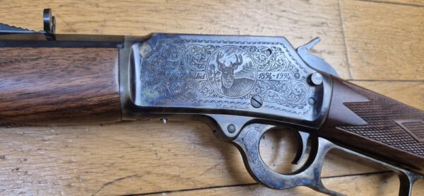Exceptionnelle carabine à levier sous garde Marlin modèle 1894 S – Rare série commémorative "1894 CENTURY LIMITED" - Exemplaire 2.152 sur 2.500 produites seulement - Arme de 1994 - Poinçon 'JM' pour Marlin par Marlin - Cal. .44-40WCF – 9+1 coups – Bois de noyer de grade supérieur – Mécanique de rêve – Canon de 62 cm Micro-grooves somptueux – Boite d'origine en TBE ausssi et documents - Pièce d'exception en état neuf - TBE+++ – Image 28