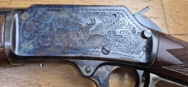 Exceptionnelle carabine à levier sous garde Marlin modèle 1894 S – Rare série commémorative "1894 CENTURY LIMITED" - Exemplaire 2.152 sur 2.500 produites seulement - Arme de 1994 - Poinçon 'JM' pour Marlin par Marlin - Cal. .44-40WCF – 9+1 coups – Bois de noyer de grade supérieur – Mécanique de rêve – Canon de 62 cm Micro-grooves somptueux – Boite d'origine en TBE ausssi et documents - Pièce d'exception en état neuf - TBE+++ – Image 29