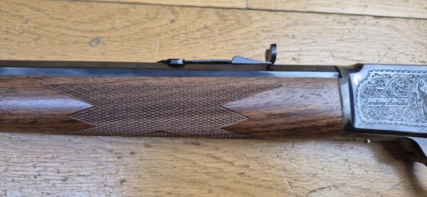 Exceptionnelle carabine à levier sous garde Marlin modèle 1894 S – Rare série commémorative "1894 CENTURY LIMITED" - Exemplaire 2.152 sur 2.500 produites seulement - Arme de 1994 - Poinçon 'JM' pour Marlin par Marlin - Cal. .44-40WCF – 9+1 coups – Bois de noyer de grade supérieur – Mécanique de rêve – Canon de 62 cm Micro-grooves somptueux – Boite d'origine en TBE ausssi et documents - Pièce d'exception en état neuf - TBE+++ – Image 31