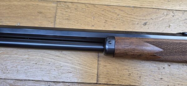 Exceptionnelle carabine à levier sous garde Marlin modèle 1894 S – Rare série commémorative "1894 CENTURY LIMITED" - Exemplaire 2.152 sur 2.500 produites seulement - Arme de 1994 - Poinçon 'JM' pour Marlin par Marlin - Cal. .44-40WCF – 9+1 coups – Bois de noyer de grade supérieur – Mécanique de rêve – Canon de 62 cm Micro-grooves somptueux – Boite d'origine en TBE ausssi et documents - Pièce d'exception en état neuf - TBE+++ – Image 32