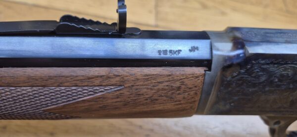 Exceptionnelle carabine à levier sous garde Marlin modèle 1894 S – Rare série commémorative "1894 CENTURY LIMITED" - Exemplaire 2.152 sur 2.500 produites seulement - Arme de 1994 - Poinçon 'JM' pour Marlin par Marlin - Cal. .44-40WCF – 9+1 coups – Bois de noyer de grade supérieur – Mécanique de rêve – Canon de 62 cm Micro-grooves somptueux – Boite d'origine en TBE ausssi et documents - Pièce d'exception en état neuf - TBE+++ – Image 36