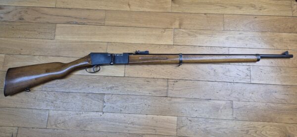 Très jolie carabine Lebel scolaire ou d'enfant – Rare en calibre 22LR ! (et pas bosquette !) – Arme d'artisan stéphanois – Très bonne mécanique – Très beaux bois et bronzage d'origine – "mono- matricule" – Hausse de 25 à 200m – Le charme des préaux de la III° dans un calibre rare pour ce modèle – TBE ++ – Image 2