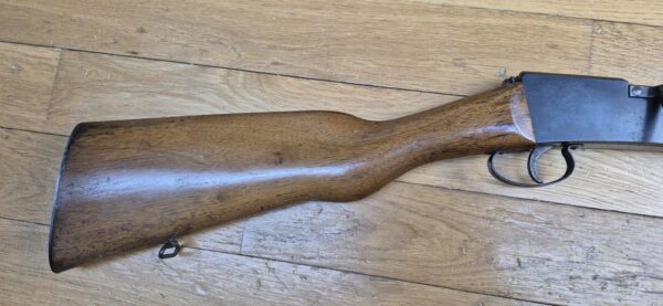 Très jolie carabine Lebel scolaire ou d'enfant – Rare en calibre 22LR ! (et pas bosquette !) – Arme d'artisan stéphanois – Très bonne mécanique – Très beaux bois et bronzage d'origine – "mono- matricule" – Hausse de 25 à 200m – Le charme des préaux de la III° dans un calibre rare pour ce modèle – TBE ++ – Image 3