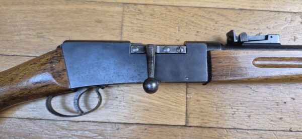 Très jolie carabine Lebel scolaire ou d'enfant – Rare en calibre 22LR ! (et pas bosquette !) – Arme d'artisan stéphanois – Très bonne mécanique – Très beaux bois et bronzage d'origine – "mono- matricule" – Hausse de 25 à 200m – Le charme des préaux de la III° dans un calibre rare pour ce modèle – TBE ++ – Image 4