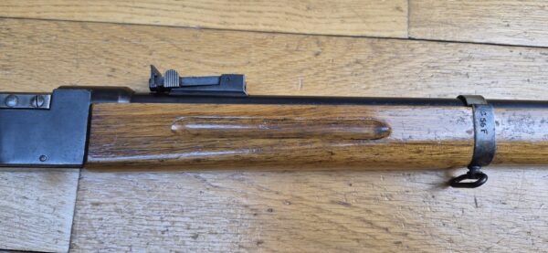 Très jolie carabine Lebel scolaire ou d'enfant – Rare en calibre 22LR ! (et pas bosquette !) – Arme d'artisan stéphanois – Très bonne mécanique – Très beaux bois et bronzage d'origine – "mono- matricule" – Hausse de 25 à 200m – Le charme des préaux de la III° dans un calibre rare pour ce modèle – TBE ++ – Image 6