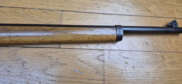 Très jolie carabine Lebel scolaire ou d'enfant – Rare en calibre 22LR ! (et pas bosquette !) – Arme d'artisan stéphanois – Très bonne mécanique – Très beaux bois et bronzage d'origine – "mono- matricule" – Hausse de 25 à 200m – Le charme des préaux de la III° dans un calibre rare pour ce modèle – TBE ++ – Image 8