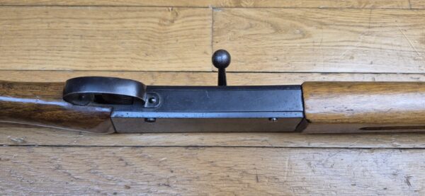 Très jolie carabine Lebel scolaire ou d'enfant – Rare en calibre 22LR ! (et pas bosquette !) – Arme d'artisan stéphanois – Très bonne mécanique – Très beaux bois et bronzage d'origine – "mono- matricule" – Hausse de 25 à 200m – Le charme des préaux de la III° dans un calibre rare pour ce modèle – TBE ++ – Image 11