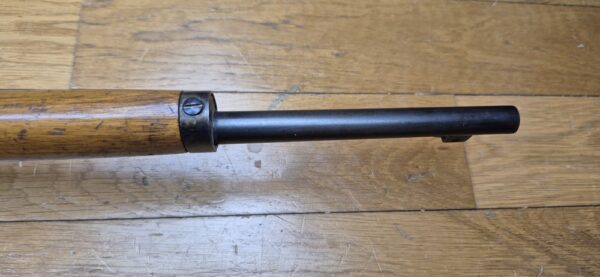 Très jolie carabine Lebel scolaire ou d'enfant – Rare en calibre 22LR ! (et pas bosquette !) – Arme d'artisan stéphanois – Très bonne mécanique – Très beaux bois et bronzage d'origine – "mono- matricule" – Hausse de 25 à 200m – Le charme des préaux de la III° dans un calibre rare pour ce modèle – TBE ++ – Image 14