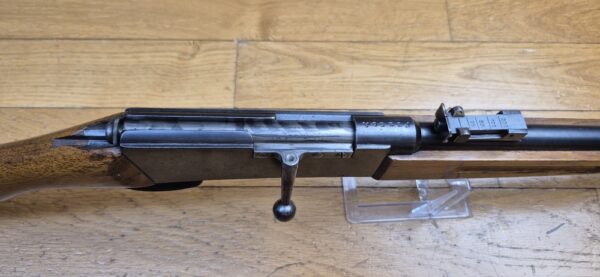 Très jolie carabine Lebel scolaire ou d'enfant – Rare en calibre 22LR ! (et pas bosquette !) – Arme d'artisan stéphanois – Très bonne mécanique – Très beaux bois et bronzage d'origine – "mono- matricule" – Hausse de 25 à 200m – Le charme des préaux de la III° dans un calibre rare pour ce modèle – TBE ++ – Image 16