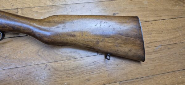 Très jolie carabine Lebel scolaire ou d'enfant – Rare en calibre 22LR ! (et pas bosquette !) – Arme d'artisan stéphanois – Très bonne mécanique – Très beaux bois et bronzage d'origine – "mono- matricule" – Hausse de 25 à 200m – Le charme des préaux de la III° dans un calibre rare pour ce modèle – TBE ++ – Image 22
