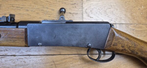 Très jolie carabine Lebel scolaire ou d'enfant – Rare en calibre 22LR ! (et pas bosquette !) – Arme d'artisan stéphanois – Très bonne mécanique – Très beaux bois et bronzage d'origine – "mono- matricule" – Hausse de 25 à 200m – Le charme des préaux de la III° dans un calibre rare pour ce modèle – TBE ++ – Image 23