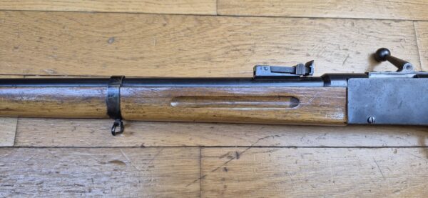 Très jolie carabine Lebel scolaire ou d'enfant – Rare en calibre 22LR ! (et pas bosquette !) – Arme d'artisan stéphanois – Très bonne mécanique – Très beaux bois et bronzage d'origine – "mono- matricule" – Hausse de 25 à 200m – Le charme des préaux de la III° dans un calibre rare pour ce modèle – TBE ++ – Image 24