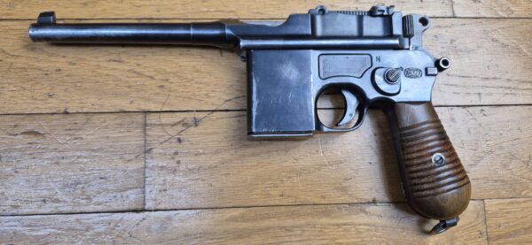 Très rare pistolet automatique C96 type Schnellfeuer "dit 712" – Cal. 7.63 Mauser – Rare exemplaire utilisé par la Wehrmacht ou la SS – Arme mythique – Un des tout derniers produits – Sélecteur de type Westinger – 100% mono-matricule – Chargeur Mauser 10 coups conforme – Étui artisanal 2°GM – TBE++ –  Catégorie A2 – Export EXCLUSIVEMENT! – Image 2
