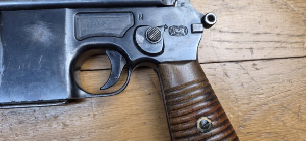 Très rare pistolet automatique C96 type Schnellfeuer "dit 712" – Cal. 7.63 Mauser – Rare exemplaire utilisé par la Wehrmacht ou la SS – Arme mythique – Un des tout derniers produits – Sélecteur de type Westinger – 100% mono-matricule – Chargeur Mauser 10 coups conforme – Étui artisanal 2°GM – TBE++ –  Catégorie A2 – Export EXCLUSIVEMENT! – Image 4