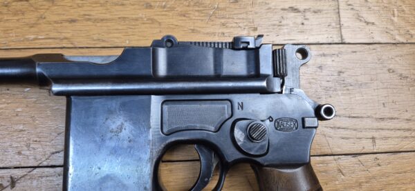Très rare pistolet automatique C96 type Schnellfeuer "dit 712" – Cal. 7.63 Mauser – Rare exemplaire utilisé par la Wehrmacht ou la SS – Arme mythique – Un des tout derniers produits – Sélecteur de type Westinger – 100% mono-matricule – Chargeur Mauser 10 coups conforme – Étui artisanal 2°GM – TBE++ –  Catégorie A2 – Export EXCLUSIVEMENT! – Image 5