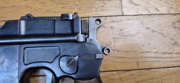 Très rare pistolet automatique C96 type Schnellfeuer "dit 712" – Cal. 7.63 Mauser – Rare exemplaire utilisé par la Wehrmacht ou la SS – Arme mythique – Un des tout derniers produits – Sélecteur de type Westinger – 100% mono-matricule – Chargeur Mauser 10 coups conforme – Étui artisanal 2°GM – TBE++ –  Catégorie A2 – Export EXCLUSIVEMENT! – Image 6