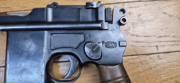 Très rare pistolet automatique C96 type Schnellfeuer "dit 712" – Cal. 7.63 Mauser – Rare exemplaire utilisé par la Wehrmacht ou la SS – Arme mythique – Un des tout derniers produits – Sélecteur de type Westinger – 100% mono-matricule – Chargeur Mauser 10 coups conforme – Étui artisanal 2°GM – TBE++ –  Catégorie A2 – Export EXCLUSIVEMENT! – Image 7