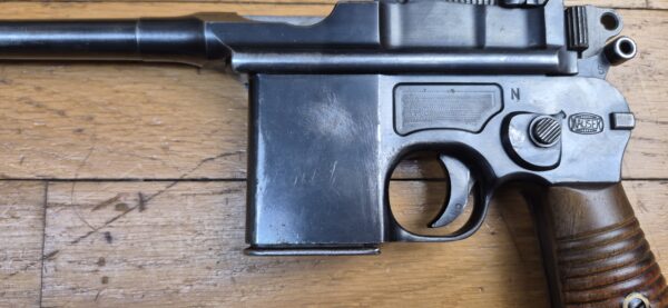 Très rare pistolet automatique C96 type Schnellfeuer "dit 712" – Cal. 7.63 Mauser – Rare exemplaire utilisé par la Wehrmacht ou la SS – Arme mythique – Un des tout derniers produits – Sélecteur de type Westinger – 100% mono-matricule – Chargeur Mauser 10 coups conforme – Étui artisanal 2°GM – TBE++ –  Catégorie A2 – Export EXCLUSIVEMENT! – Image 8