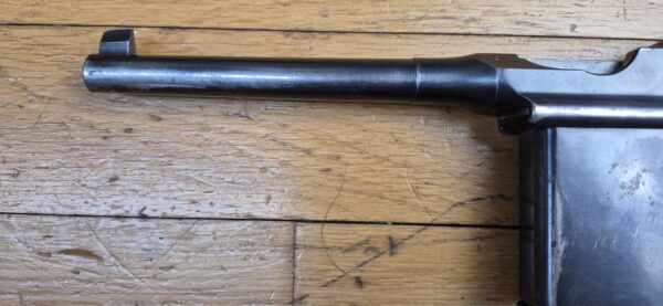 Très rare pistolet automatique C96 type Schnellfeuer "dit 712" – Cal. 7.63 Mauser – Rare exemplaire utilisé par la Wehrmacht ou la SS – Arme mythique – Un des tout derniers produits – Sélecteur de type Westinger – 100% mono-matricule – Chargeur Mauser 10 coups conforme – Étui artisanal 2°GM – TBE++ –  Catégorie A2 – Export EXCLUSIVEMENT! – Image 9