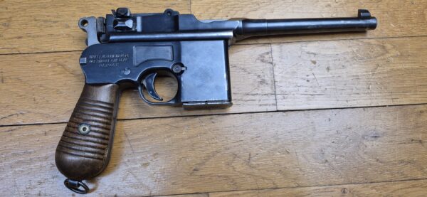Très rare pistolet automatique C96 type Schnellfeuer "dit 712" – Cal. 7.63 Mauser – Rare exemplaire utilisé par la Wehrmacht ou la SS – Arme mythique – Un des tout derniers produits – Sélecteur de type Westinger – 100% mono-matricule – Chargeur Mauser 10 coups conforme – Étui artisanal 2°GM – TBE++ –  Catégorie A2 – Export EXCLUSIVEMENT! – Image 14