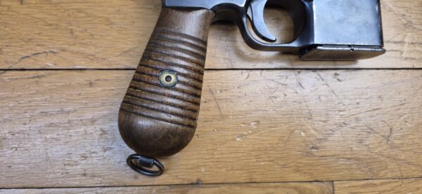 Très rare pistolet automatique C96 type Schnellfeuer "dit 712" – Cal. 7.63 Mauser – Rare exemplaire utilisé par la Wehrmacht ou la SS – Arme mythique – Un des tout derniers produits – Sélecteur de type Westinger – 100% mono-matricule – Chargeur Mauser 10 coups conforme – Étui artisanal 2°GM – TBE++ –  Catégorie A2 – Export EXCLUSIVEMENT! – Image 15