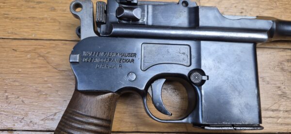Très rare pistolet automatique C96 type Schnellfeuer "dit 712" – Cal. 7.63 Mauser – Rare exemplaire utilisé par la Wehrmacht ou la SS – Arme mythique – Un des tout derniers produits – Sélecteur de type Westinger – 100% mono-matricule – Chargeur Mauser 10 coups conforme – Étui artisanal 2°GM – TBE++ –  Catégorie A2 – Export EXCLUSIVEMENT! – Image 16
