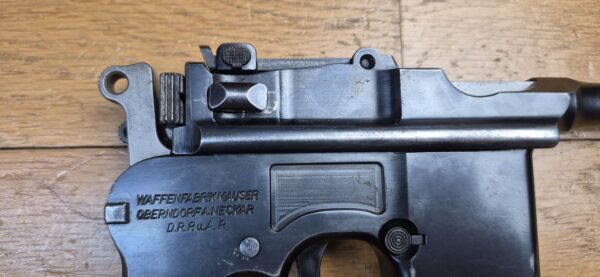 Très rare pistolet automatique C96 type Schnellfeuer "dit 712" – Cal. 7.63 Mauser – Rare exemplaire utilisé par la Wehrmacht ou la SS – Arme mythique – Un des tout derniers produits – Sélecteur de type Westinger – 100% mono-matricule – Chargeur Mauser 10 coups conforme – Étui artisanal 2°GM – TBE++ –  Catégorie A2 – Export EXCLUSIVEMENT! – Image 17