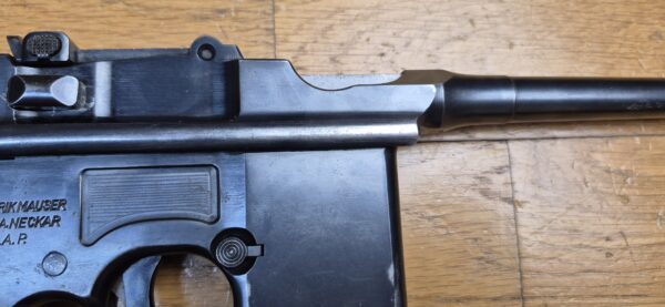 Très rare pistolet automatique C96 type Schnellfeuer "dit 712" – Cal. 7.63 Mauser – Rare exemplaire utilisé par la Wehrmacht ou la SS – Arme mythique – Un des tout derniers produits – Sélecteur de type Westinger – 100% mono-matricule – Chargeur Mauser 10 coups conforme – Étui artisanal 2°GM – TBE++ –  Catégorie A2 – Export EXCLUSIVEMENT! – Image 18
