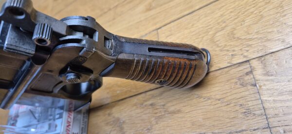 Très rare pistolet automatique C96 type Schnellfeuer "dit 712" – Cal. 7.63 Mauser – Rare exemplaire utilisé par la Wehrmacht ou la SS – Arme mythique – Un des tout derniers produits – Sélecteur de type Westinger – 100% mono-matricule – Chargeur Mauser 10 coups conforme – Étui artisanal 2°GM – TBE++ –  Catégorie A2 – Export EXCLUSIVEMENT! – Image 20