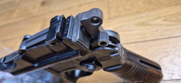 Très rare pistolet automatique C96 type Schnellfeuer "dit 712" – Cal. 7.63 Mauser – Rare exemplaire utilisé par la Wehrmacht ou la SS – Arme mythique – Un des tout derniers produits – Sélecteur de type Westinger – 100% mono-matricule – Chargeur Mauser 10 coups conforme – Étui artisanal 2°GM – TBE++ –  Catégorie A2 – Export EXCLUSIVEMENT! – Image 21
