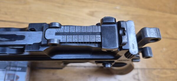 Très rare pistolet automatique C96 type Schnellfeuer "dit 712" – Cal. 7.63 Mauser – Rare exemplaire utilisé par la Wehrmacht ou la SS – Arme mythique – Un des tout derniers produits – Sélecteur de type Westinger – 100% mono-matricule – Chargeur Mauser 10 coups conforme – Étui artisanal 2°GM – TBE++ –  Catégorie A2 – Export EXCLUSIVEMENT! – Image 23