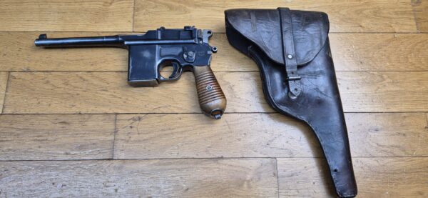 Très rare pistolet automatique C96 type Schnellfeuer "dit 712" – Cal. 7.63 Mauser – Rare exemplaire utilisé par la Wehrmacht ou la SS – Arme mythique – Un des tout derniers produits – Sélecteur de type Westinger – 100% mono-matricule – Chargeur Mauser 10 coups conforme – Étui artisanal 2°GM – TBE++ –  Catégorie A2 – Export EXCLUSIVEMENT! – Image 29