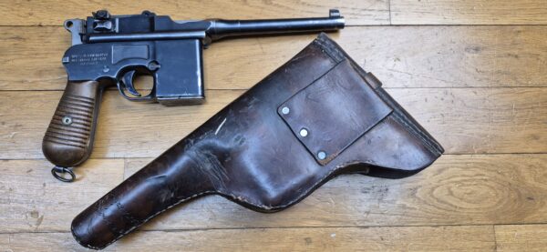 Très rare pistolet automatique C96 type Schnellfeuer "dit 712" – Cal. 7.63 Mauser – Rare exemplaire utilisé par la Wehrmacht ou la SS – Arme mythique – Un des tout derniers produits – Sélecteur de type Westinger – 100% mono-matricule – Chargeur Mauser 10 coups conforme – Étui artisanal 2°GM – TBE++ –  Catégorie A2 – Export EXCLUSIVEMENT! – Image 30