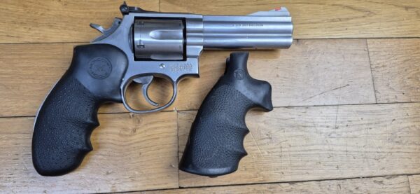 Très bon revolver Smith & Wesson - Modèle 686-4 - Calibre 357Magnum / 38 Spécial - Six coups - 2 jeux de plaquettes - Très bonne mécanique - canon 5 pouces miroir avec de belles rayures - Arme d'occasion en BE+ – Image 2