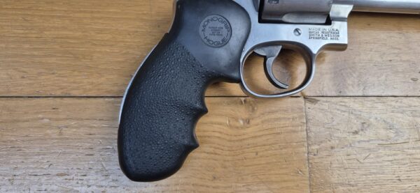 Très bon revolver Smith & Wesson - Modèle 686-4 - Calibre 357Magnum / 38 Spécial - Six coups - 2 jeux de plaquettes - Très bonne mécanique - canon 5 pouces miroir avec de belles rayures - Arme d'occasion en BE+ – Image 3