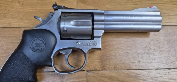 Très bon revolver Smith & Wesson - Modèle 686-4 - Calibre 357Magnum / 38 Spécial - Six coups - 2 jeux de plaquettes - Très bonne mécanique - canon 5 pouces miroir avec de belles rayures - Arme d'occasion en BE+ – Image 4