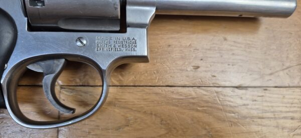 Très bon revolver Smith & Wesson - Modèle 686-4 - Calibre 357Magnum / 38 Spécial - Six coups - 2 jeux de plaquettes - Très bonne mécanique - canon 5 pouces miroir avec de belles rayures - Arme d'occasion en BE+ – Image 5