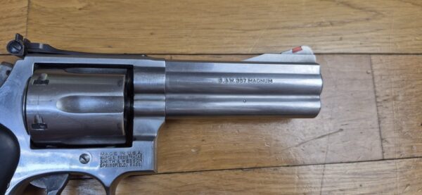 Très bon revolver Smith & Wesson - Modèle 686-4 - Calibre 357Magnum / 38 Spécial - Six coups - 2 jeux de plaquettes - Très bonne mécanique - canon 5 pouces miroir avec de belles rayures - Arme d'occasion en BE+ – Image 6