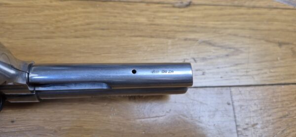 Très bon revolver Smith & Wesson - Modèle 686-4 - Calibre 357Magnum / 38 Spécial - Six coups - 2 jeux de plaquettes - Très bonne mécanique - canon 5 pouces miroir avec de belles rayures - Arme d'occasion en BE+ – Image 11