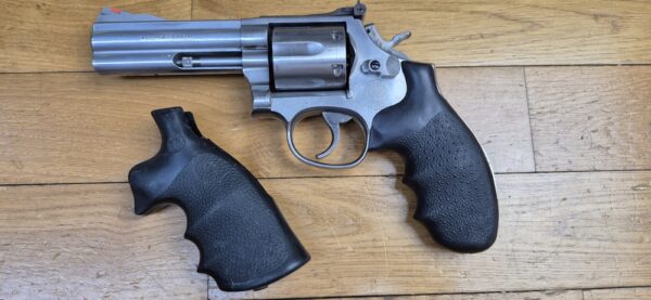 Très bon revolver Smith & Wesson - Modèle 686-4 - Calibre 357Magnum / 38 Spécial - Six coups - 2 jeux de plaquettes - Très bonne mécanique - canon 5 pouces miroir avec de belles rayures - Arme d'occasion en BE+ – Image 16