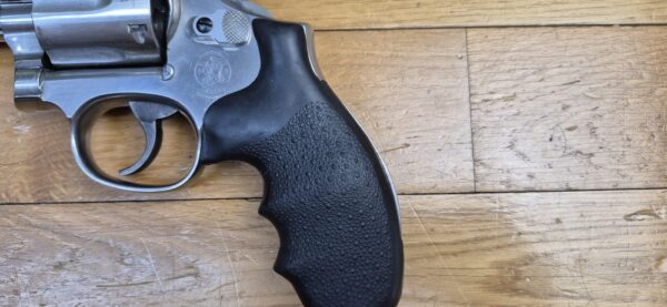 Très bon revolver Smith & Wesson - Modèle 686-4 - Calibre 357Magnum / 38 Spécial - Six coups - 2 jeux de plaquettes - Très bonne mécanique - canon 5 pouces miroir avec de belles rayures - Arme d'occasion en BE+ – Image 17