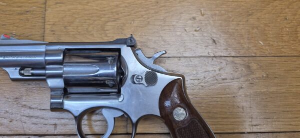 Très beau revolver Smith & Wesson M66 (Tout court!) subnose dit "Combat Stainless Magnum" - 6 coups en .357 mag / 38 Sp - Canon 2,5 pouces à très belles rayures - Finition métal inox poli - M66 tout court de 1974 à 1977 - Le vrai "Hand Canon" en très bon état  - TBE+ – Image 4