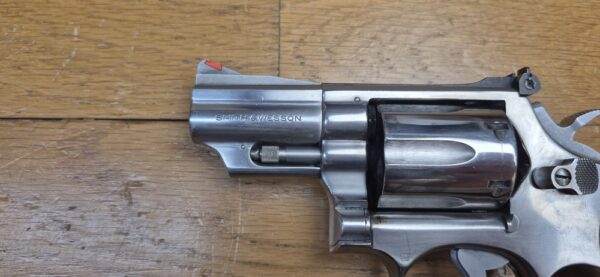 Très beau revolver Smith & Wesson M66 (Tout court!) subnose dit "Combat Stainless Magnum" - 6 coups en .357 mag / 38 Sp - Canon 2,5 pouces à très belles rayures - Finition métal inox poli - M66 tout court de 1974 à 1977 - Le vrai "Hand Canon" en très bon état  - TBE+ – Image 5