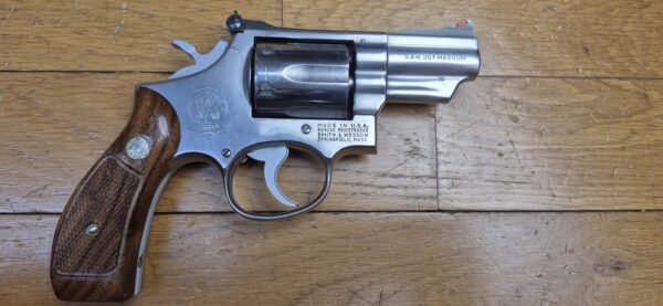 Très beau revolver Smith & Wesson M66 (Tout court!) subnose dit "Combat Stainless Magnum" - 6 coups en .357 mag / 38 Sp - Canon 2,5 pouces à très belles rayures - Finition métal inox poli - M66 tout court de 1974 à 1977 - Le vrai "Hand Canon" en très bon état  - TBE+ – Image 13