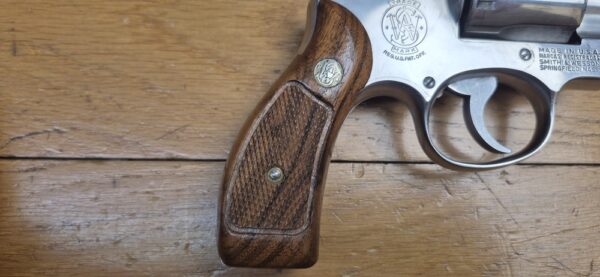 Très beau revolver Smith & Wesson M66 (Tout court!) subnose dit "Combat Stainless Magnum" - 6 coups en .357 mag / 38 Sp - Canon 2,5 pouces à très belles rayures - Finition métal inox poli - M66 tout court de 1974 à 1977 - Le vrai "Hand Canon" en très bon état  - TBE+ – Image 14