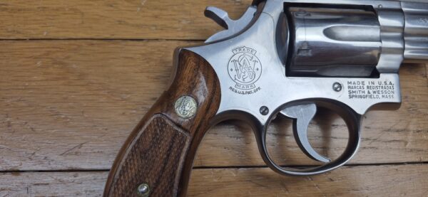 Très beau revolver Smith & Wesson M66 (Tout court!) subnose dit "Combat Stainless Magnum" - 6 coups en .357 mag / 38 Sp - Canon 2,5 pouces à très belles rayures - Finition métal inox poli - M66 tout court de 1974 à 1977 - Le vrai "Hand Canon" en très bon état  - TBE+ – Image 15