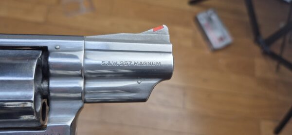Très beau revolver Smith & Wesson M66 (Tout court!) subnose dit "Combat Stainless Magnum" - 6 coups en .357 mag / 38 Sp - Canon 2,5 pouces à très belles rayures - Finition métal inox poli - M66 tout court de 1974 à 1977 - Le vrai "Hand Canon" en très bon état  - TBE+ – Image 17