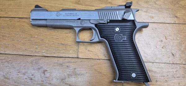 Peu Courant et beau pistolet Automag II - Calibre 22Magnum - Fabrication AMT - Acier Inox de A à Z - En 4 1/2 pouces - Excellent état mécanique - 2 chargeurs - TBE+ – Image 2