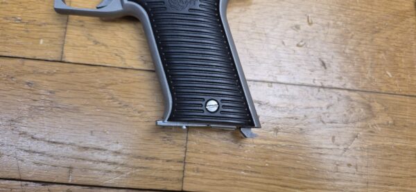 Peu Courant et beau pistolet Automag II - Calibre 22Magnum - Fabrication AMT - Acier Inox de A à Z - En 4 1/2 pouces - Excellent état mécanique - 2 chargeurs - TBE+ – Image 3